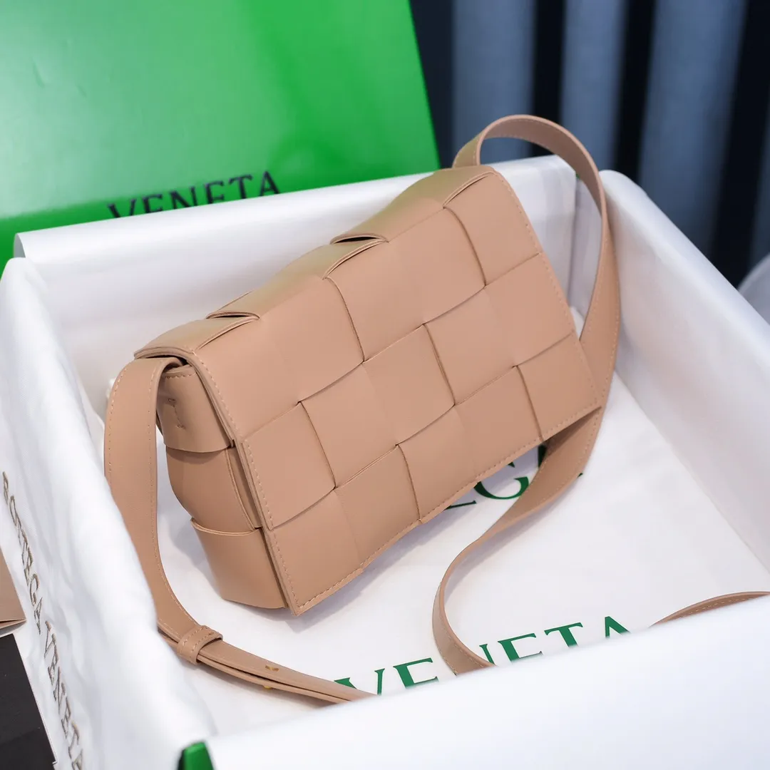 Batch 1420 Real shots 👇BV Cassette’s trendy design is earth-shakingly beautiful. The handsome style with flamboyant personality has completely changed the dull style of the past. Beauty is a topic that women can never refuse. Walking on the streets of Milan, you can see her figure everywhere. It is called tofu bag, original sheepskin: the key point is that both men and women can control it, and has become a big celebrity in the fashion circle. Size 23*15*5 [6687#] Nude Pink